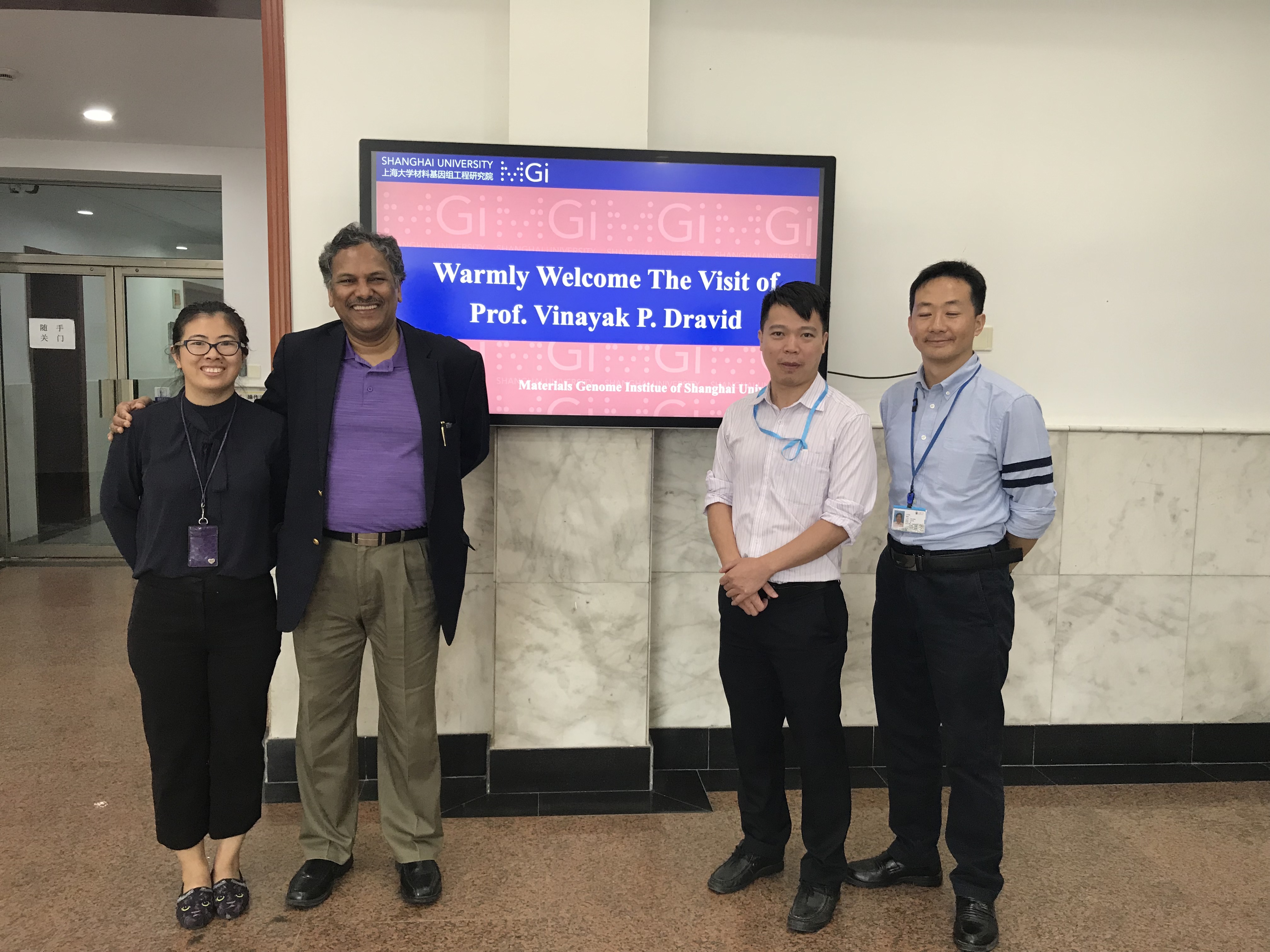 Dr. Qianqian Li and some associates welcome professor Dravid.