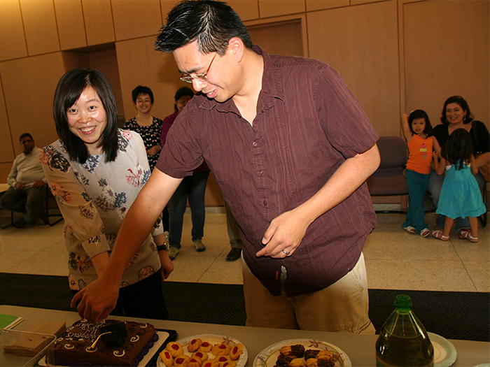 Aiming Stan cut cake