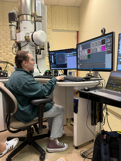 Liz opperating a Gatan microscope